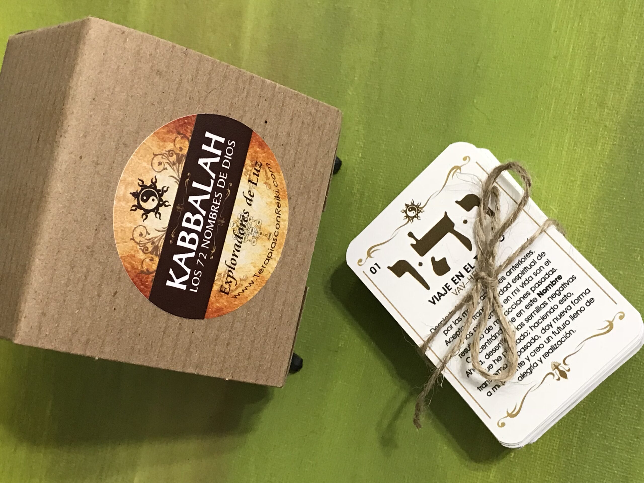 Péndulo Hebreo de Roble; Kit con 180 etiquetas en español con extras y caja